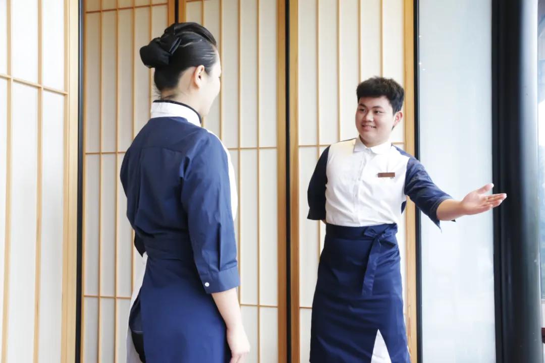 秦大媽美食服務(wù)禮儀培訓(xùn) 對標(biāo)國際標(biāo)準(zhǔn)，提升張家界餐飲品質(zhì)