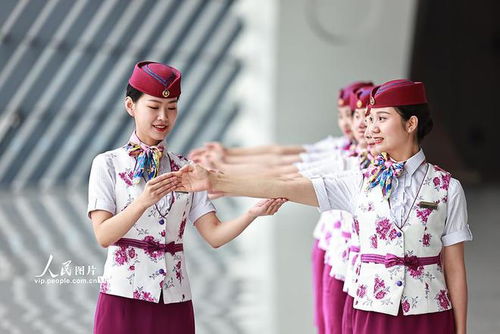 渝路新風(fēng)尚 高鐵乘務(wù)員禮儀服務(wù)培訓(xùn)提升山城出行體驗(yàn)