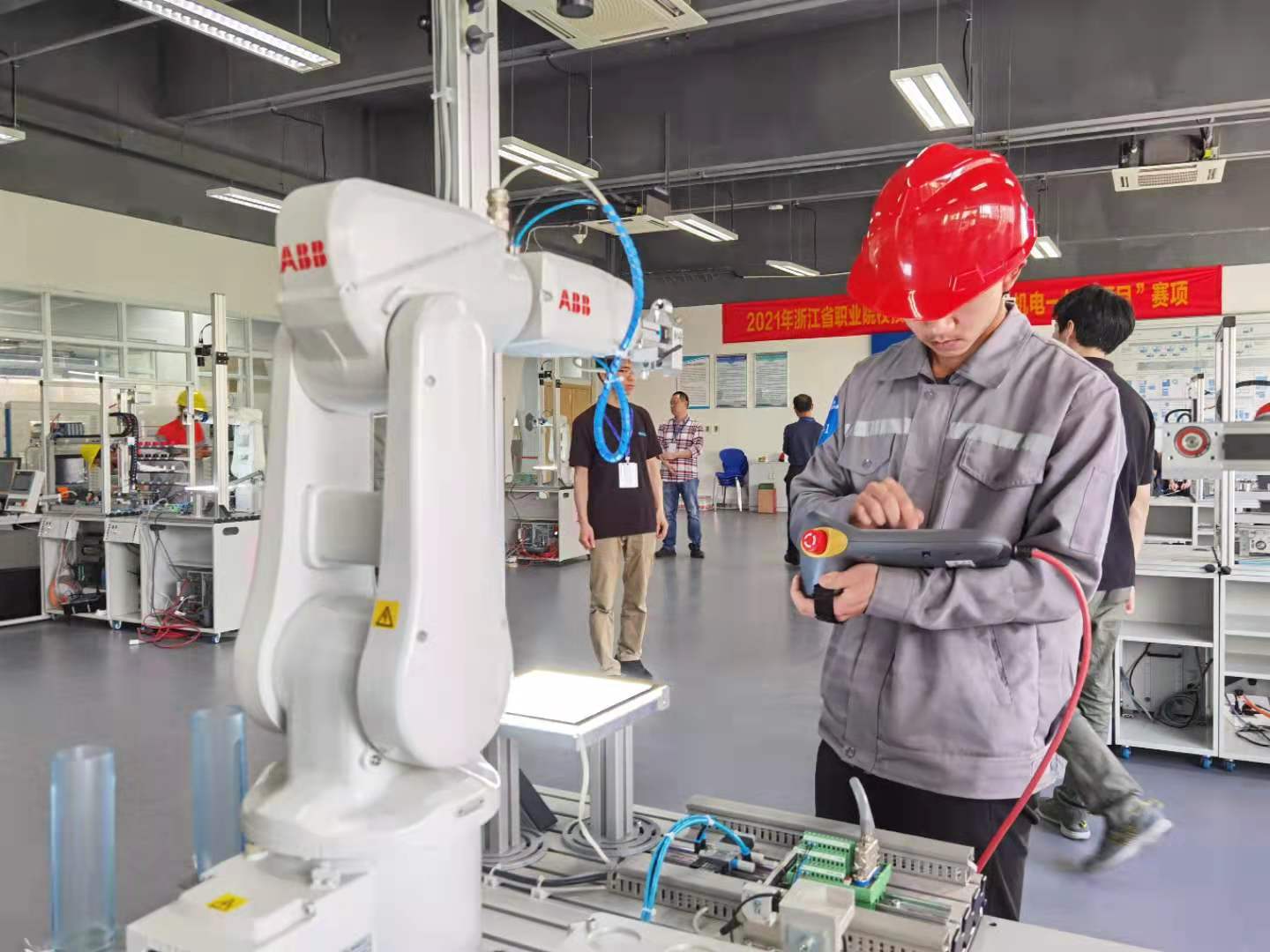 2021年浙江省職業(yè)院校技能大賽高職組“機(jī)電一體化項(xiàng)目”比賽于我校圓滿落幕，我校選手榮獲一等獎(jiǎng)
